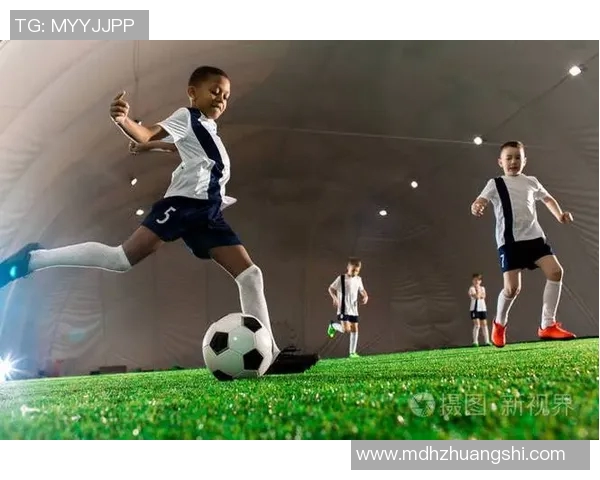 从小踢足球的我如何在绿茵场上追逐梦想与成长的故事